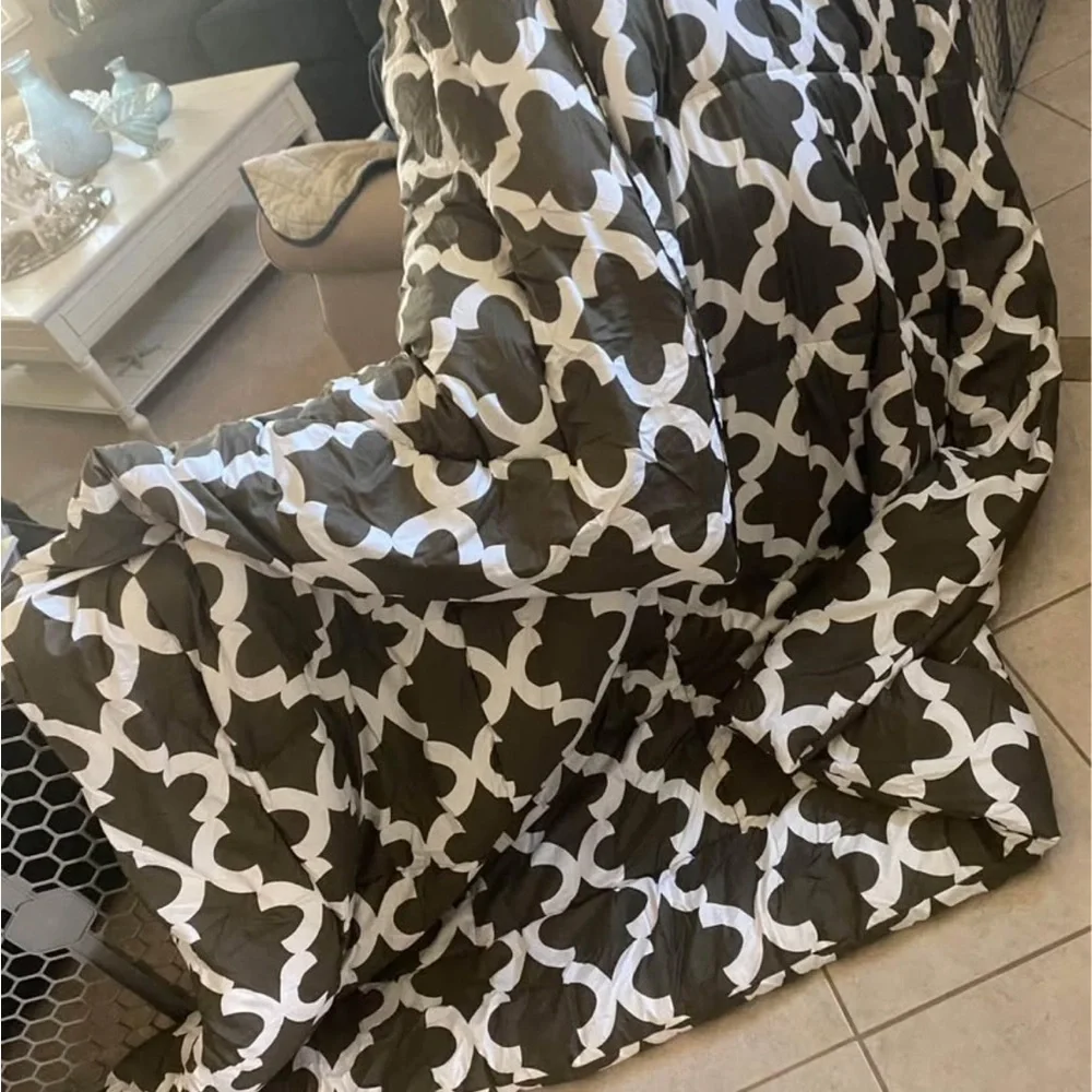 UTOPIA Comforter Full Size 82”x 86” 100% Microfiber Gray and White Geometric